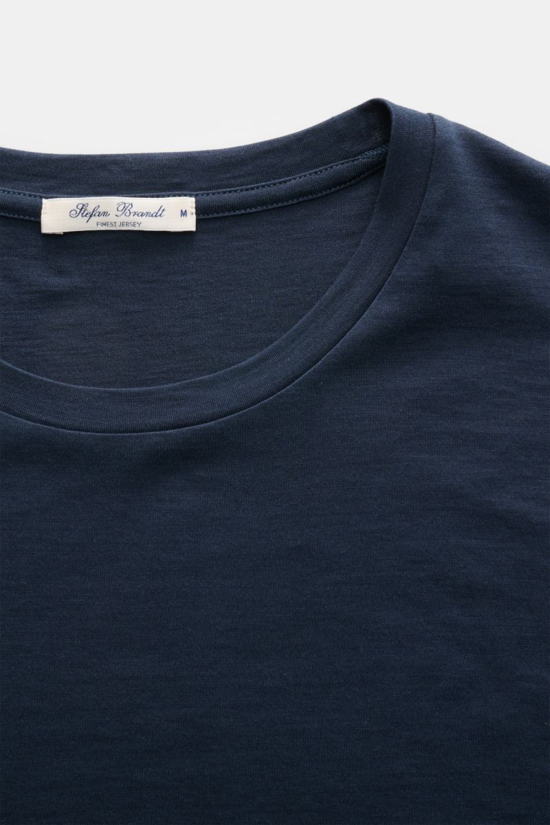 Nahaufnahme aus schräger Vogelperspektive des Stefan Brandt Rundhals-T-Shirt 'Enno' navy aus weicher Seiden-Baumwollmischung, Slim Fit.