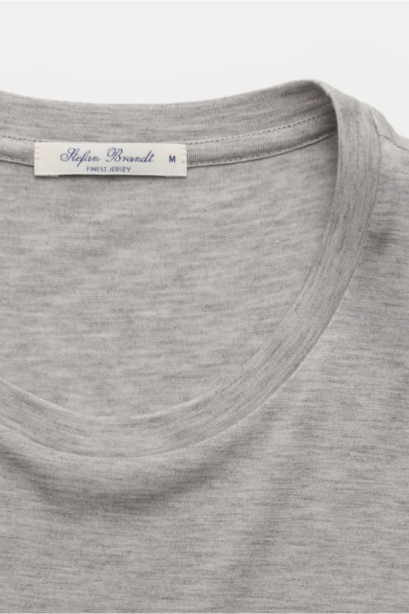 Nahaufnahme des Stefan Brandt Rundhals-T-Shirts 'Enno' grau meliert, Slim Fit, feine Jersey-Qualität, Seiden-Baumwollmix, Rundhalsausschnitt, handmade.