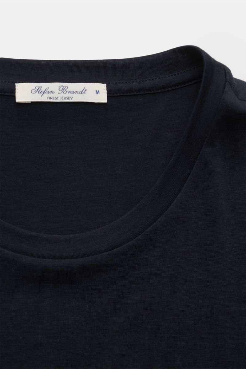 Nahaufnahme des Stefan Brandt Rundhals-T-Shirts 'Enno' dark navy mit Rundhalsausschnitt, feiner Jersey-Qualität, Seiden-Baumwollmix, slim fit, handgefertigt.