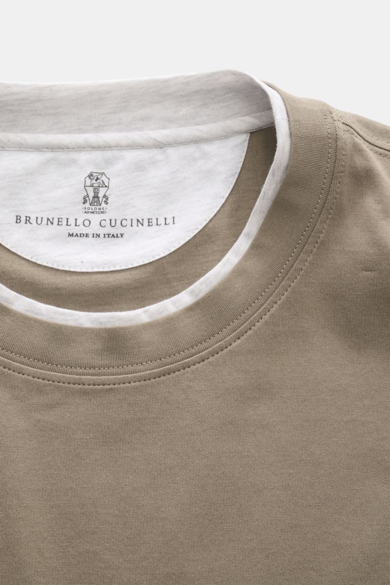 Alt tag (124 characters):
Close-up front view of Brunello Cucinelli Rundhals-T-Shirt taupe/grau meliert with soft cotton fabric and contrasting double hems.

Detailed description:
BRUNELLO CUCINELLI liefert mit diesem legeren T-Shirt aus angenehmer Bau