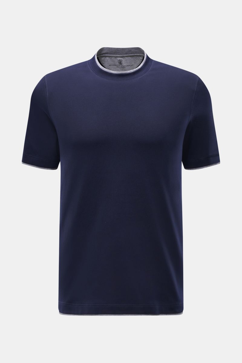Front view of Brunello Cucinelli Rundhals-T-Shirt navy/grau meliert, slim fit navy tee with grey inner collar and sleeve hems.

BRUNELLO CUCINELLI liefert mit diesem legeren T-Shirt aus angenehmer Baumwolle ein unverzichtbares Basic für Ihre Casual-Gar