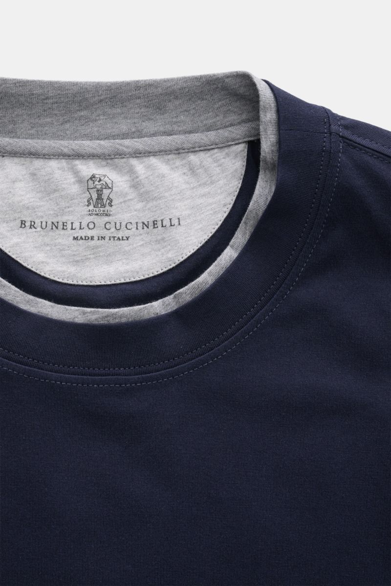 Alt tag (125 characters):
Close-up front view of Brunello Cucinelli Rundhals-T-Shirt navy/grau meliert with contrasting double seam on collar.

Extended description:
BRUNELLO CUCINELLI liefert mit diesem legeren T-Shirt aus angenehmer Baumwolle ein unv
