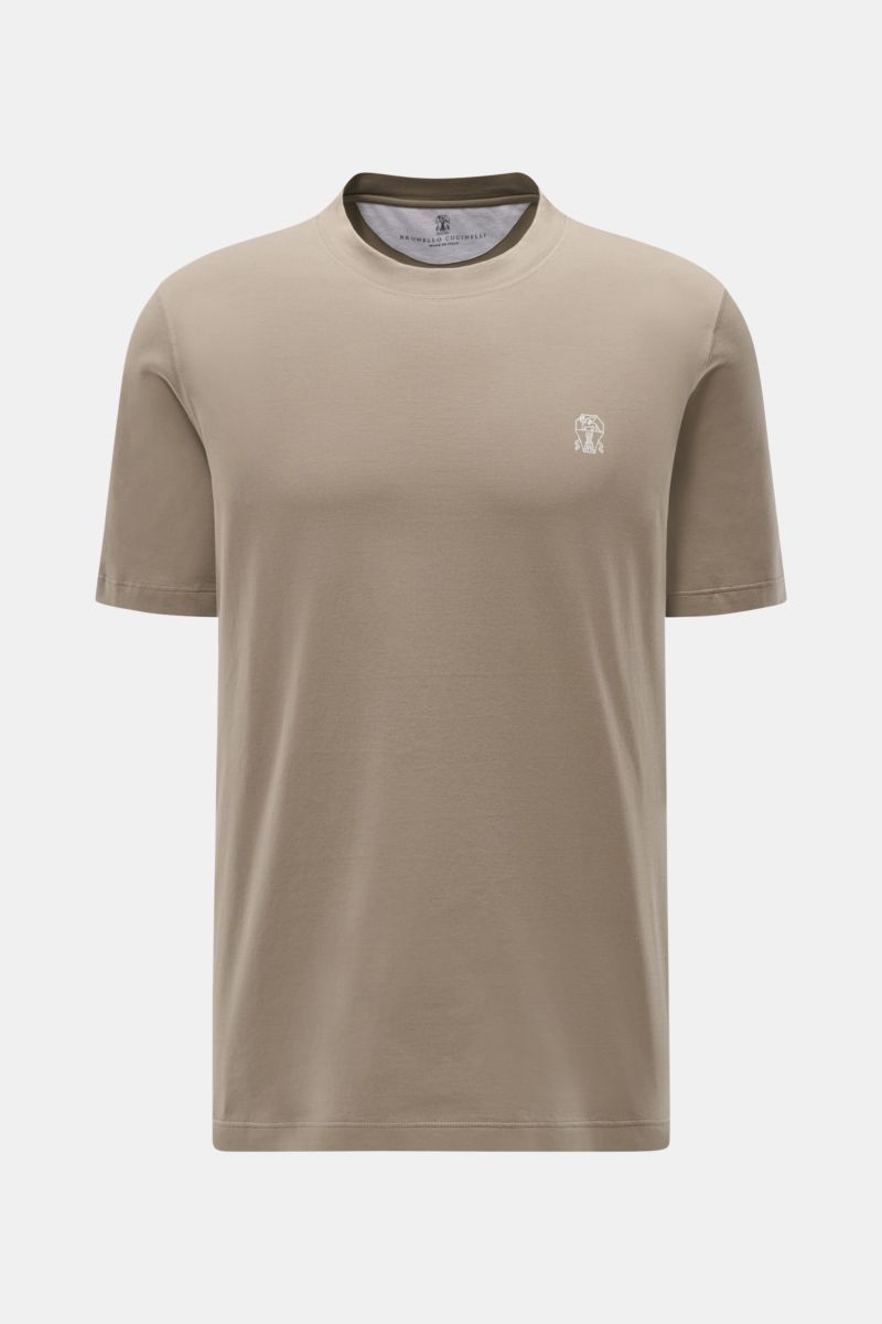 Brunello Cucinelli Rundhals-T-Shirt taupe shown from the front, crafted from pure cotton jersey with soft feel, regular fit, round neckline, chest logo print, and short side slits. 

Luxuriöse Materialqualität und feinste Verarbeitung verleihen dem Run