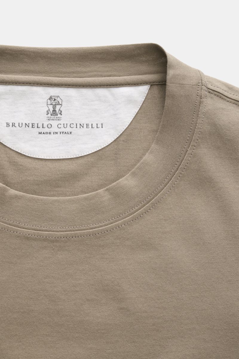 Brunello Cucinelli Rundhals-T-Shirt taupe shown in close-up from above, highlighting the round neckline and fabric texture. Luxuriöse Materialqualität und feinste Verarbeitung verleihen dem Rundhals-T-Shirt aus reinem Baumwolljersey von BRUNELLO CUCINELLI