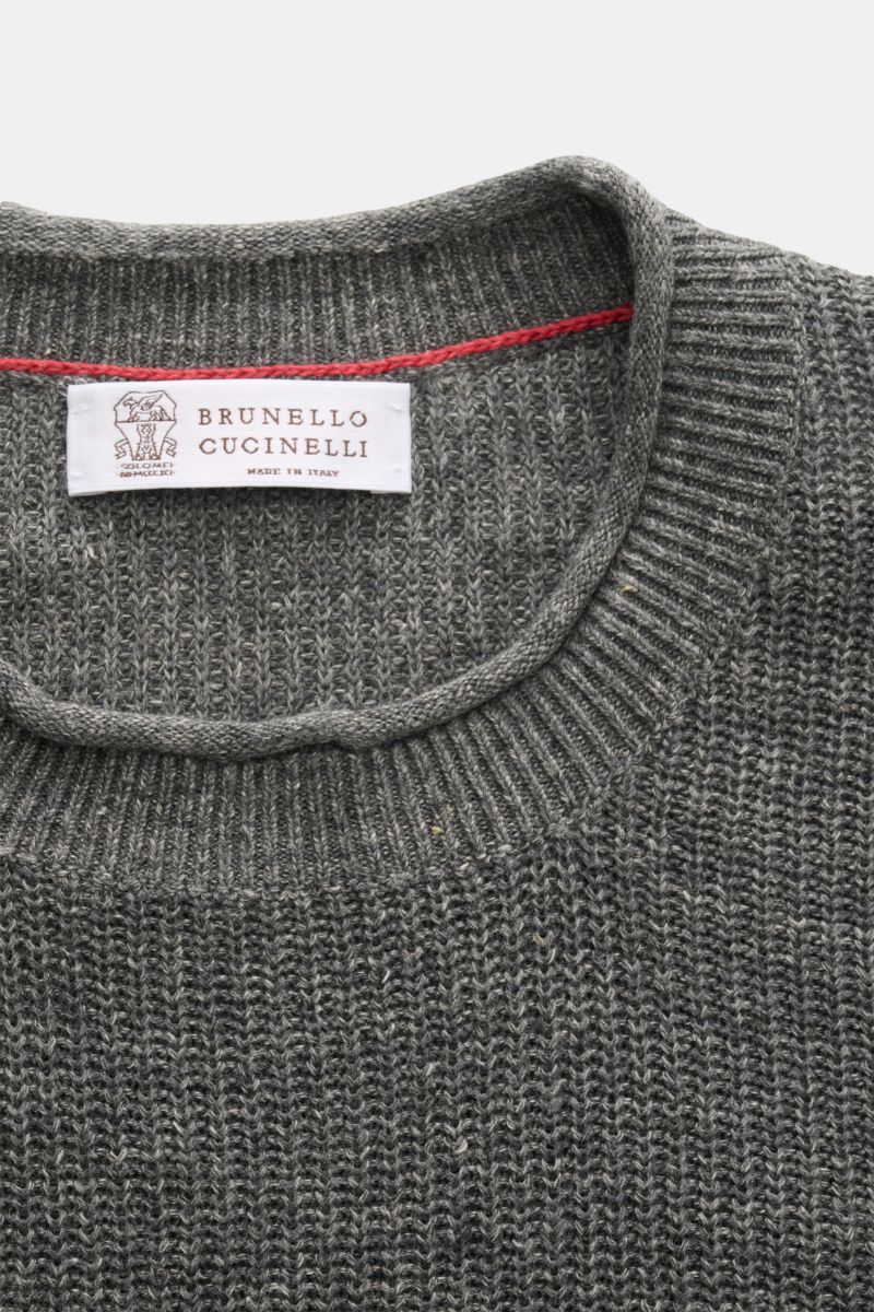Close-up front top view of Brunello Cucinelli Kurzarmpullover dunkelgrau meliert showing fine patent knit and ribbed collar with label.

Dieser zeitlose, vielseitige Kurzarmpullover von BRUNELLO CUCINELLI aus edlem Leinen-Baumwoll-Mix im Patentstrick v