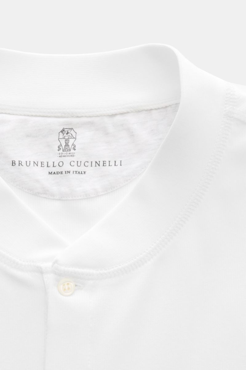 Close-up front view of the Brunello Cucinelli Henley-Shirt weiß showing the collar, three-button placket, and tonal overlock seams. Highlight in der Frühling- und Sommersaison: Das luxuriöse Henley-Shirt von BRUNELLO CUCINELLI überzeugt mit außergewöhnlic