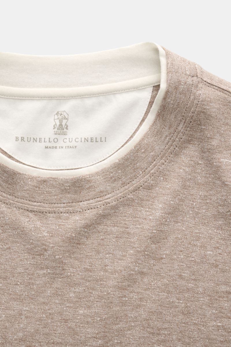 Close-up front view of Brunello Cucinelli Rundhals-T-Shirt taupe meliert/creme showing round neckline and soft linen-cotton blend fabric.

BRUNELLO CUCINELLI liefert mit diesem komfortablen T-Shirt aus luxuriöser Leinen-Baumwollmischung ein unverzichtb