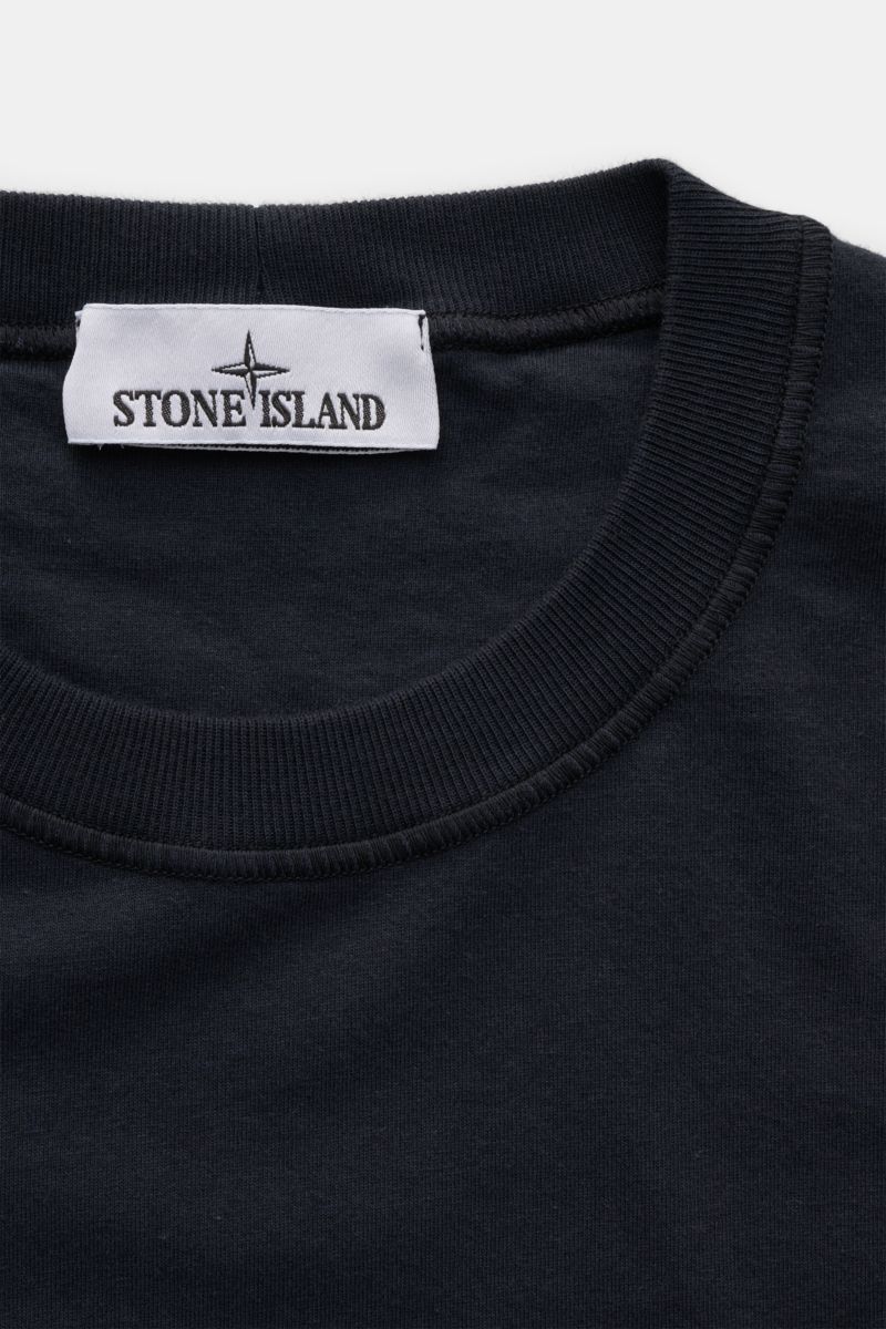 Stone Island Rundhals-Longsleeve navy, Nahaufnahme von Rundhalsausschnitt, weicher Baumwolljersey, Slim Fit, Weblabel innen am Kragen sichtbar.