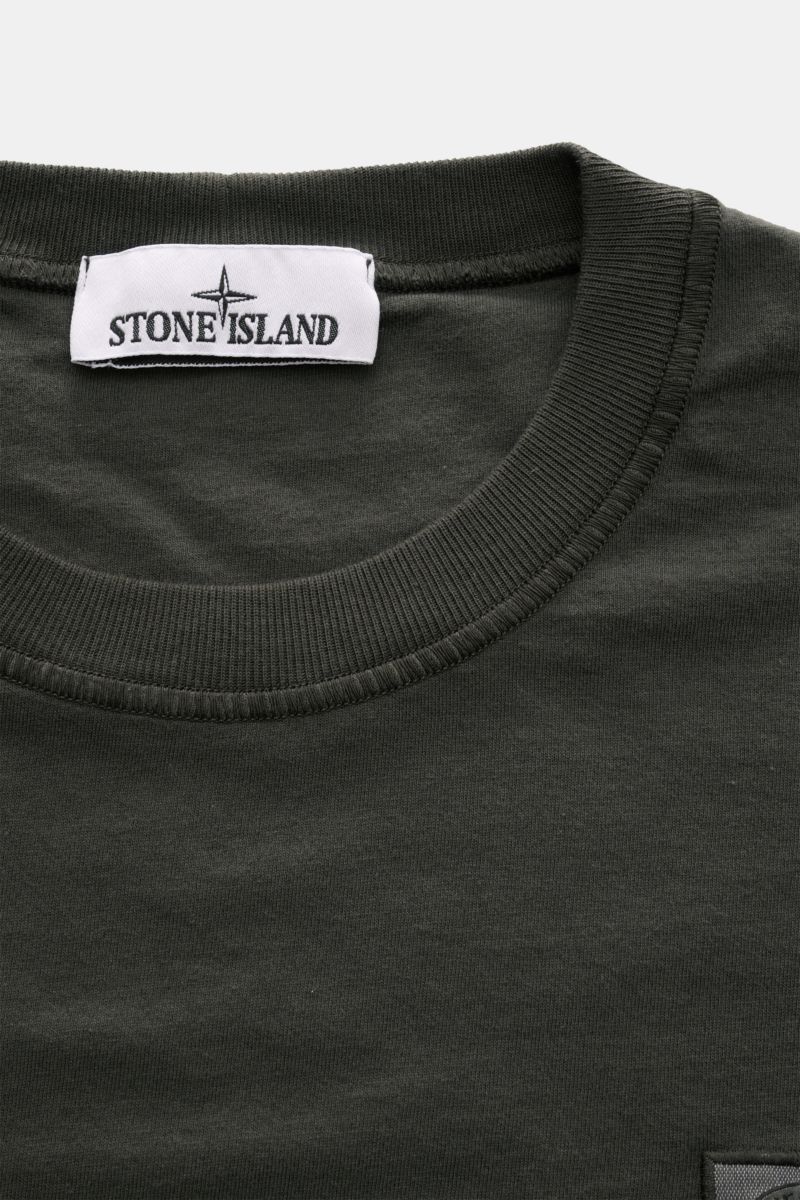 Stone Island Rundhals-Longsleeve dunkelgrau aus weichem Baumwolljersey, Slim Fit, Rundhalsausschnitt, Weblabel auf Brust, Rippbündchen, Detailansicht von oben.