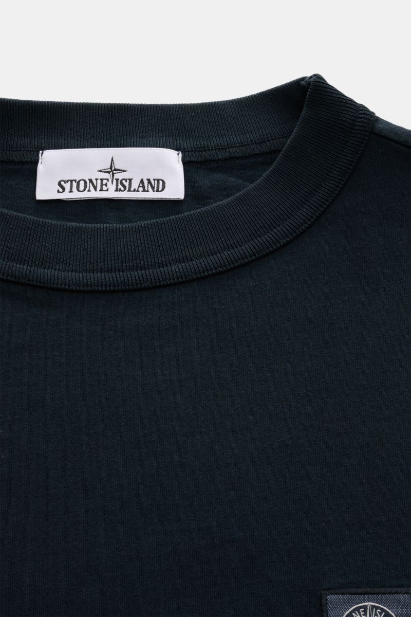 Stone Island Rundhals-Longsleeve navy, Detailaufnahme von oben, Jersey aus Bio-Baumwolle, weicher Griff, garment dyed, Regular Fit, Rundhalsausschnitt, STONE ISLAND Weblabel auf der Brust, elastische Ärmelbündchen.