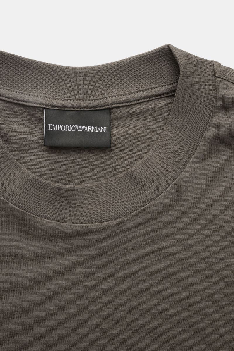 Close-up, top-down view of the Emporio Armani Crew neck T-shirt grey-brown showing the collar and brand label.

This T-shirt by EMPORIO ARMANI combines a purist design and the comfortable feel of a high-quality lyocell-cotton blend. The classic crew ne