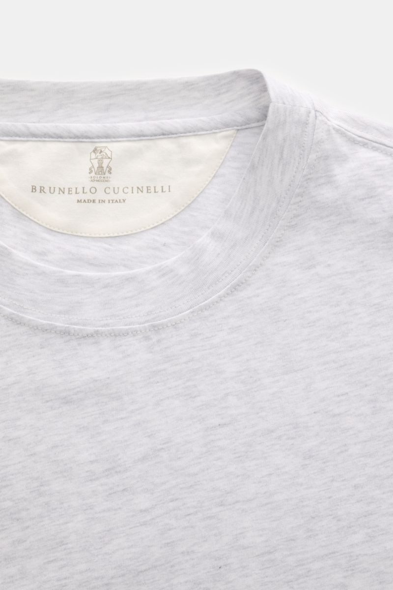 Close-up top view of Brunello Cucinelli Rundhals-Longsleeve hellgrau meliert showcasing soft cotton fabric and round neckline.

Description: Der weiche Baumwollstoff sorgt für hervorragenden Tragekomfort und macht dieses Casual-Basic von BRUNELLO CUCIN