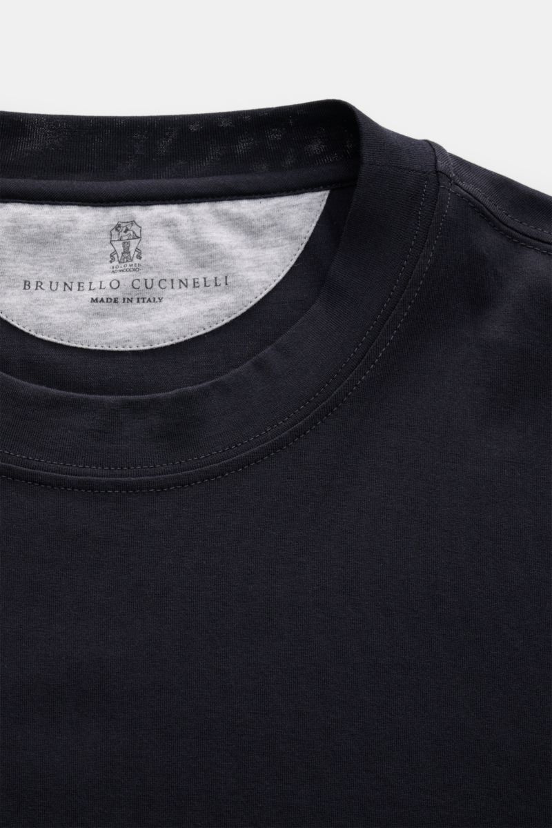 Close-up front view of Brunello Cucinelli Rundhals-Longsleeve navy, showing soft cotton fabric, slim fit, round neckline, and fine stitching. Der weiche Baumwollstoff sorgt für hervorragenden Tragekomfort und macht dieses Casual-Basic von BRUNELLO CUCI