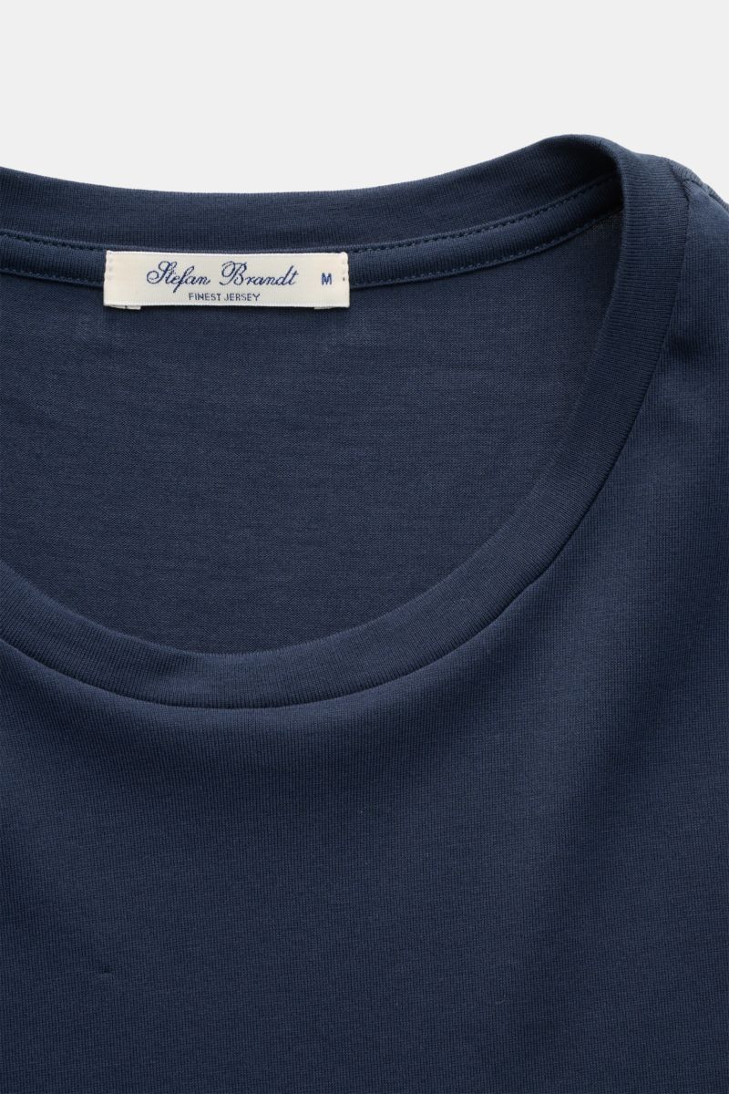 Stefan Brandt Rundhals-Longsleeve 'Enno' dunkelblau, Detailaufnahme von oben, Slim Fit aus reiner Pima-Baumwolle, feinem Jersey, weich.