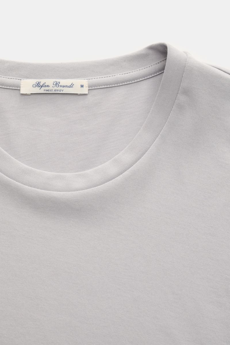Stefan Brandt Rundhals-Longsleeve 'Enno' hellgrau, Slim Fit, feiner Pima-Baumwoll-Jersey, weicher Griff, Nahaufnahme des Rundhalsausschnitts frontal.