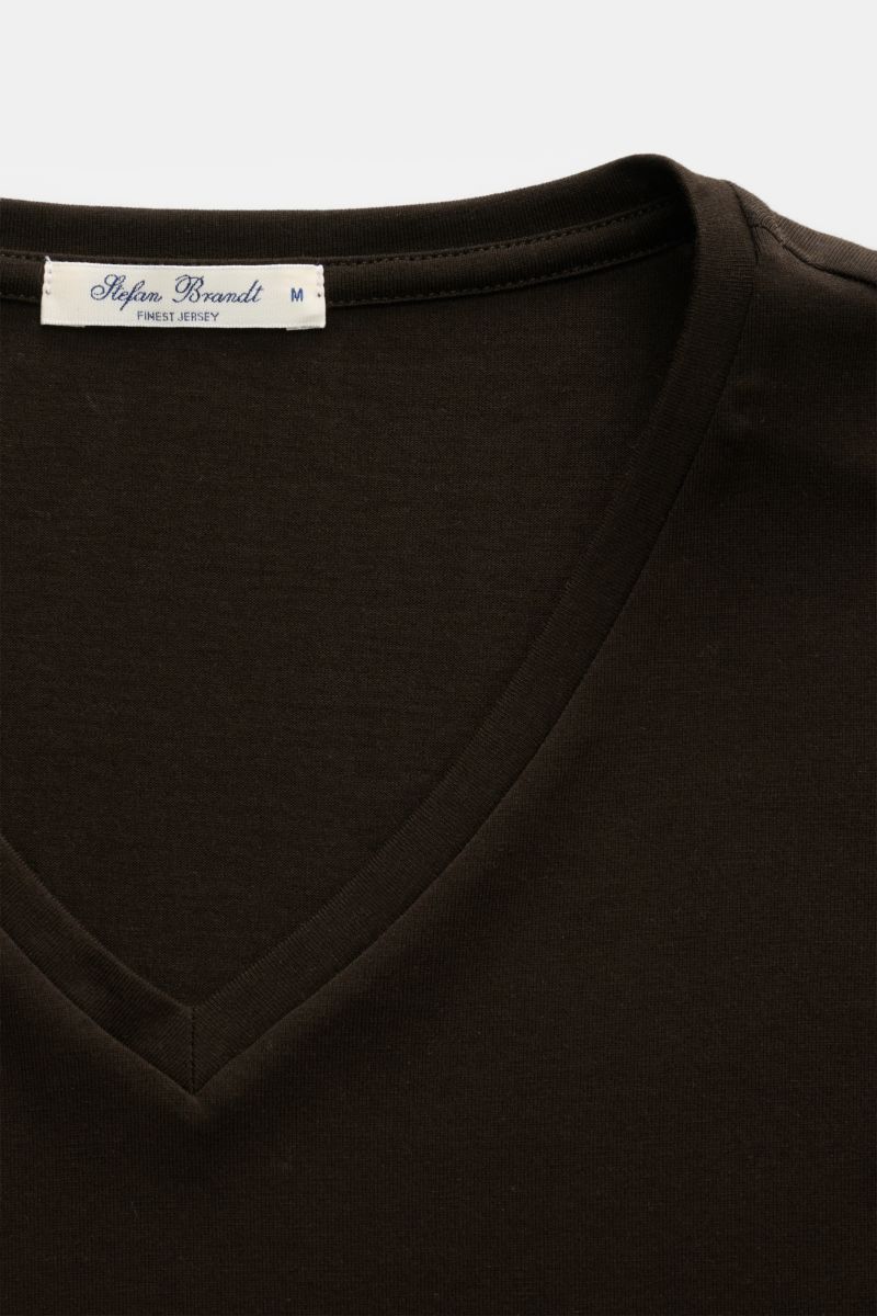 Nahaufnahme von Stefan Brandt V-Neck Longsleeve 'Artur' dunkelbraun mit V-Ausschnitt aus weicher, biologischer Pima-Baumwolle in Slim Fit.