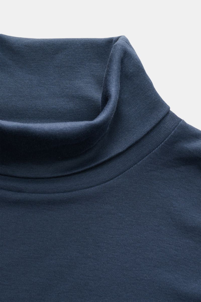 Nahaufnahme von dunkelblauem Stefan Brandt Rollkragen-Longsleeve 'Eli' aus weichem Pima-Baumwoll-Jersey, Slim Fit, klare Linie.