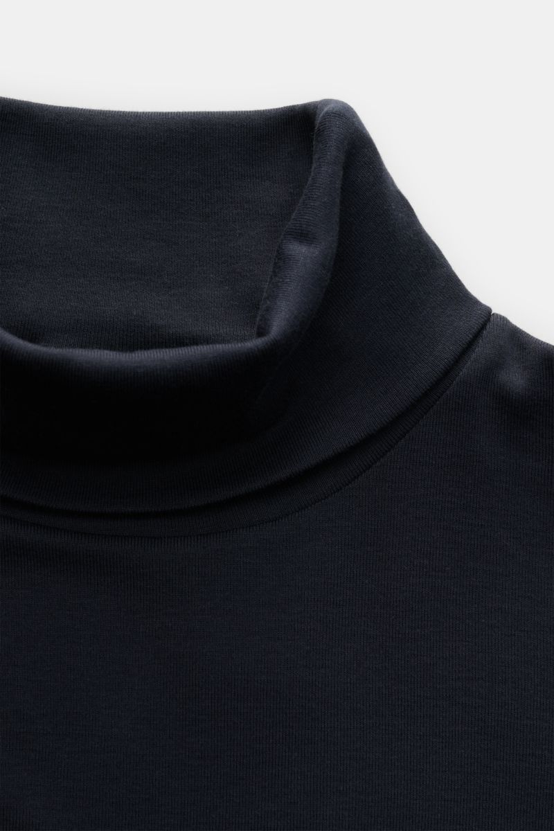 Stefan Brandt Rollkragen-Longsleeve 'Eli' dark navy aus weichem Pima-Jersey, Slim Fit, Rollkragen, Detailaufnahme von oben.