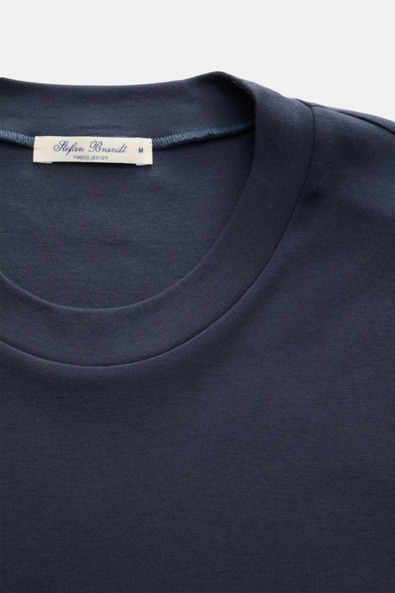 Nahaufnahme des Stefan Brandt Rundhals-Longsleeve 'Sea Island Eli' dunkelblau mit Rundhalsausschnitt, Slim Fit und weichem Jersey aus reiner Sea-Island-Baumwolle.