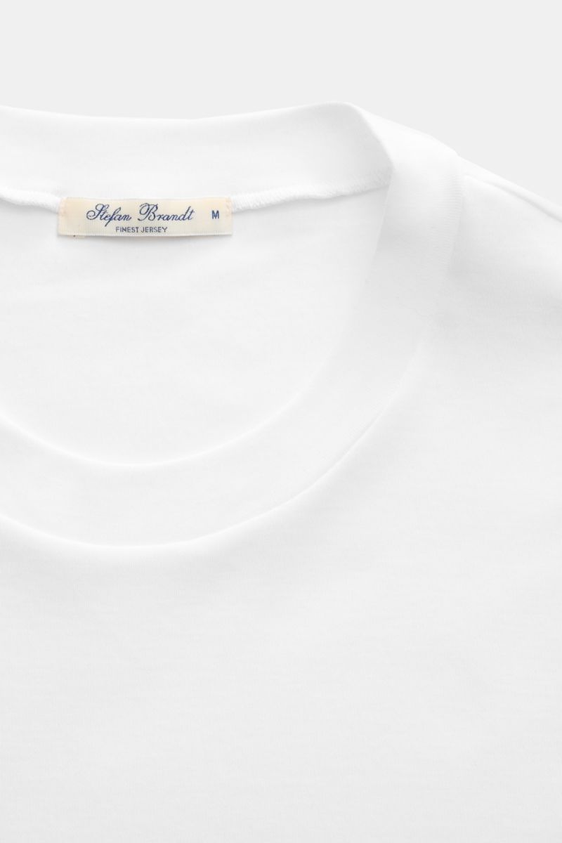 Nahaufnahme des weißen Stefan Brandt Rundhals-Longsleeve 'Sea Island Eli' aus feinstem Jersey, Slim Fit, weicher Griff, Rundhalsausschnitt, reine Sea-Island-Baumwolle.