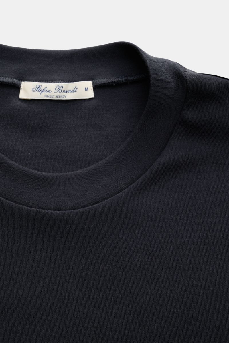 Nahaufnahme des Stefan Brandt Rundhals-Longsleeve 'Sea Island Eli' dark navy von oben, Jersey aus reiner Sea-Island-Baumwolle, sehr weich, Slim Fit, Rundhalsausschnitt.