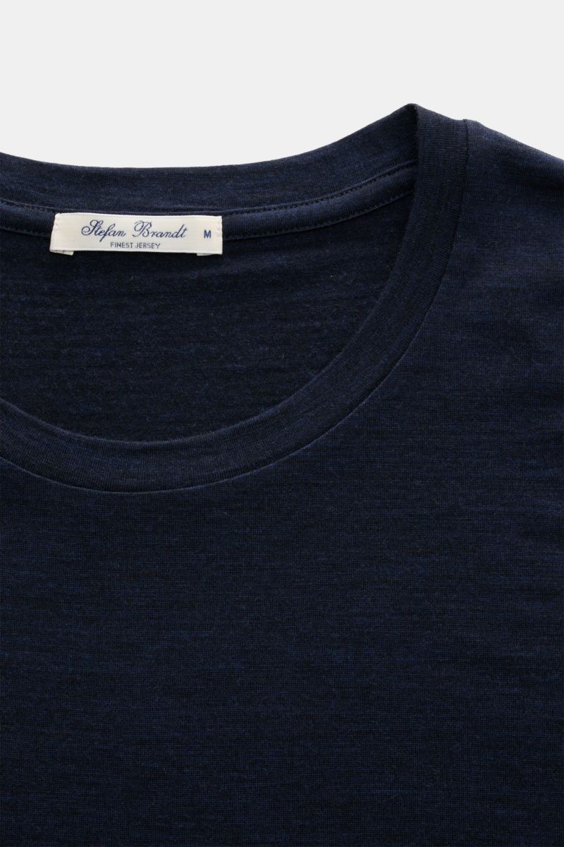Close-up top view of Stefan Brandt Merino Rundhals-Longsleeve 'Enno' navy meliert showing fine jersey fabric and round neckline.

Description: STEFAN BRANDT präsentiert mit dem Longsleeve 'Enno' aus superfeiner Merinowolle ein zeitloses Essential für d