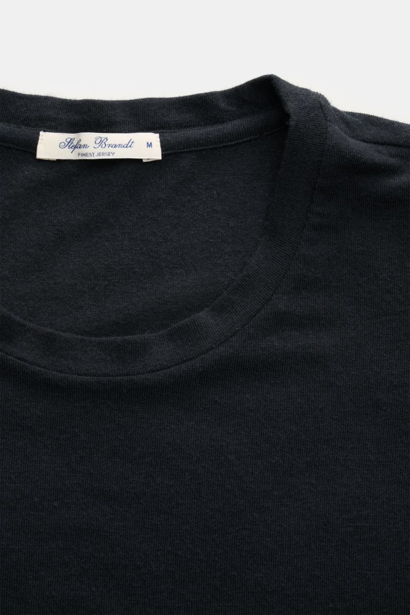 Stefan Brandt Rundhals-Longsleeve 'Enno' dark navy, Nahaufnahme von Rundhalsausschnitt, Modal-Cashmere-Mix, Slim Fit, feiner Jersey-Stoff, weicher Griff.
