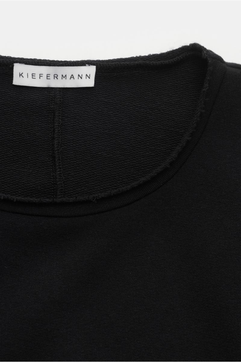 Nahaufnahme des schwarzen Kiefermann Rundhals-Longsleeve 'Frankon' von oben, zeigt leichten Baumwoll-Sweat mit offenen, rollierten Kanten.