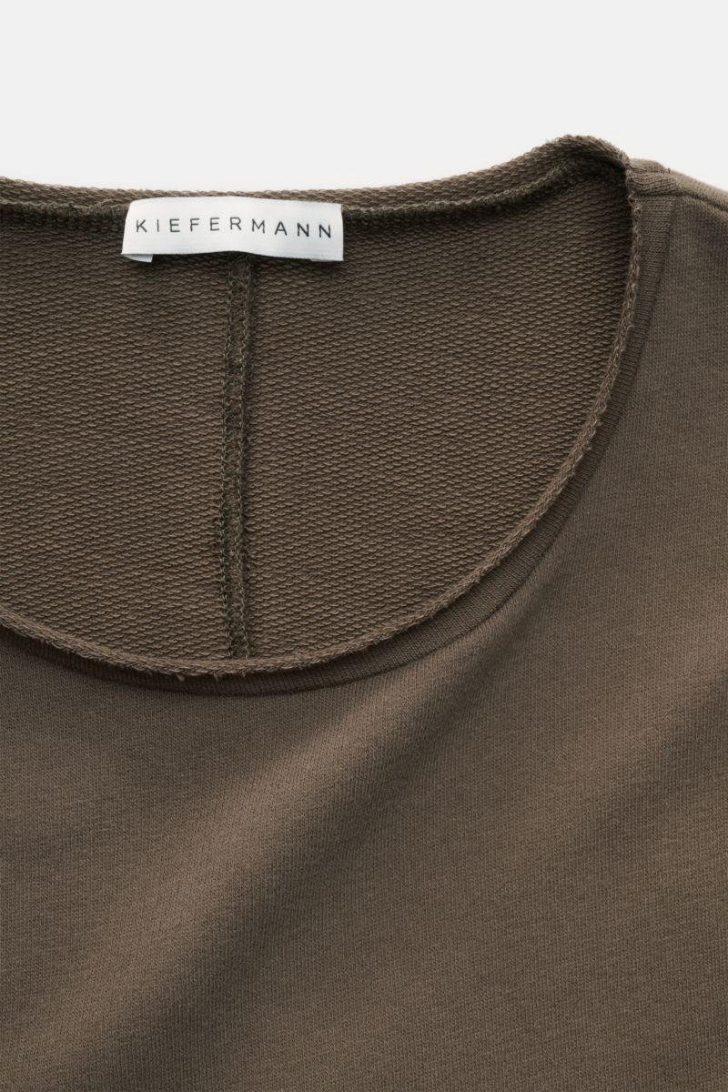 Nahaufnahme des Kiefermann Rundhals-Longsleeves 'Frankon' dark olive von oben, zeigt leichten Baumwoll-Sweat, Slim Fit, elastische Qualität und offene, rollierte Kanten.