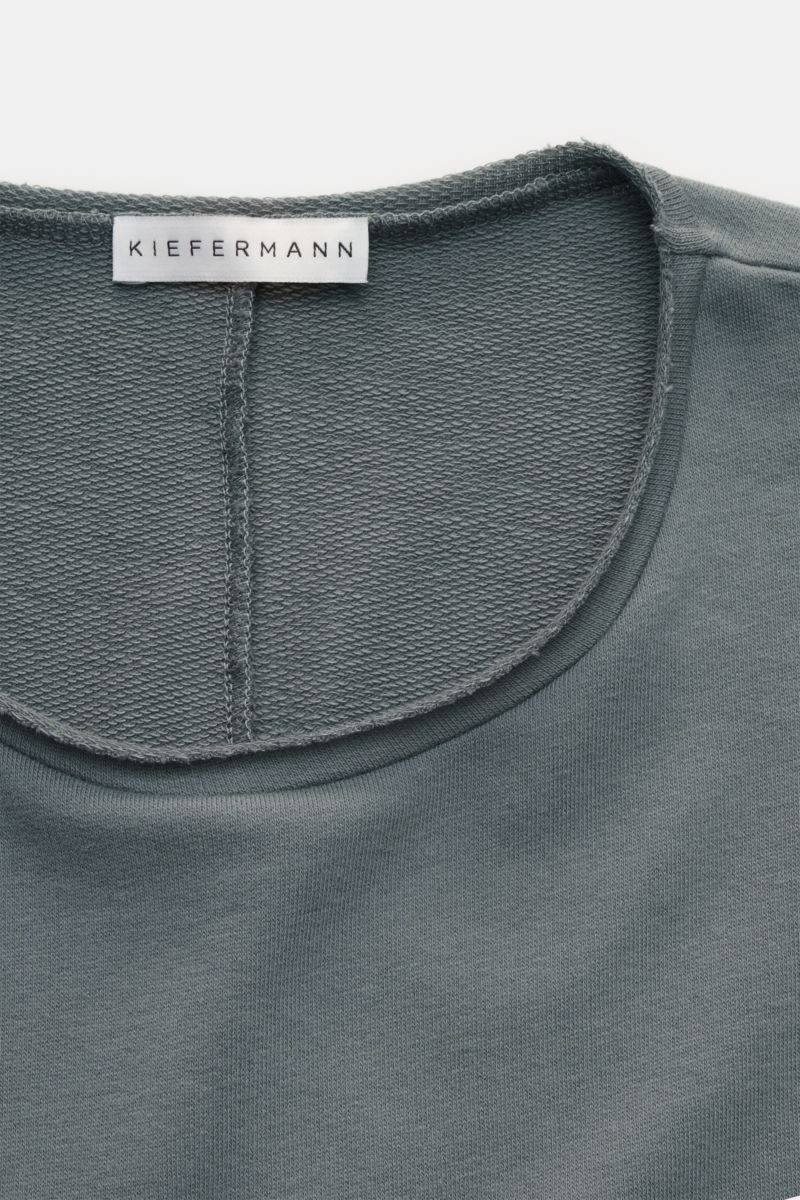 Nahaufnahme des Kiefermann Rundhals-Longsleeve 'Frankon' graublau von oben mit offenem, rolliertem Saum und Rückenteilungsnaht.