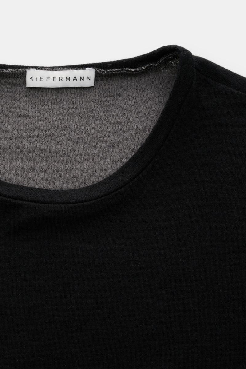 Nahaufnahme des schwarzen Kiefermann Longsleeve 'Jeldrik' mit Rundhalsausschnitt, offen verarbeiteten Saumkanten, Regular Fit, Baumwolle und Cashmere.