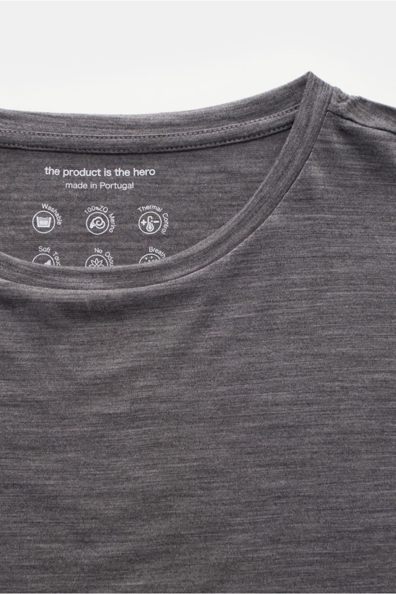 The Product is the Hero Merino Longsleeve dunkelgrau meliert in Nahaufnahme von oben, leichter Slim Fit mit Rundhalsausschnitt, aus reiner Merinowolle, weich, atmungsaktiv und wärmeregulierend.