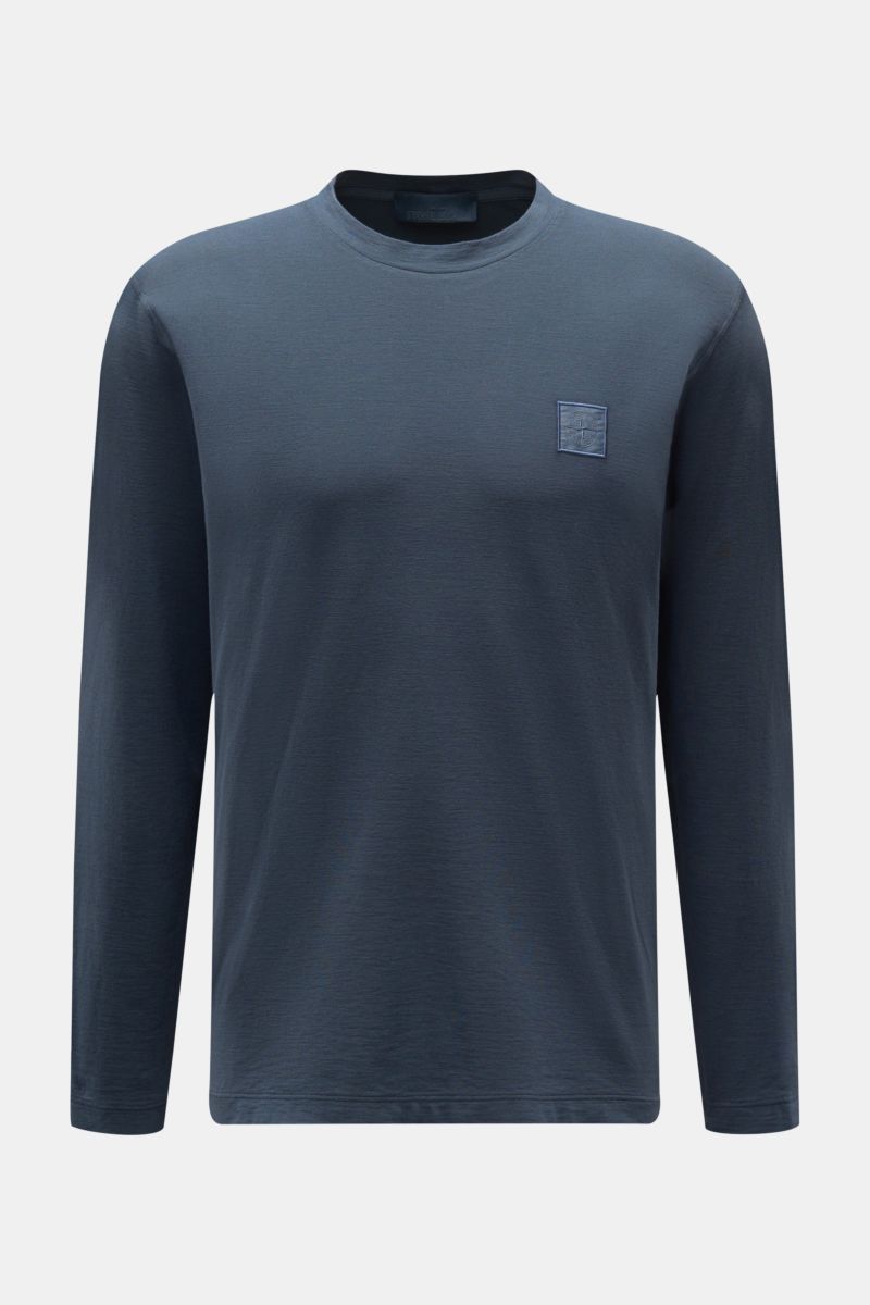 Stone Island Longsleeve 'Ghost Piece' graublau, Slim Fit, aus weichem Baumwoll-Jersey, Frontansicht mit rundem Halsausschnitt und tonalem Weblabel.
