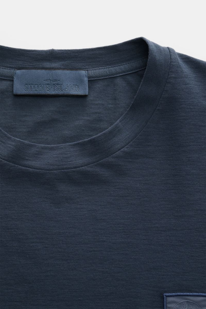 Stone Island Longsleeve 'Ghost Piece' graublau, Slim Fit Jersey aus Baumwolle, Rundhalsausschnitt, tonales Weblabel, Detailansicht von oben.