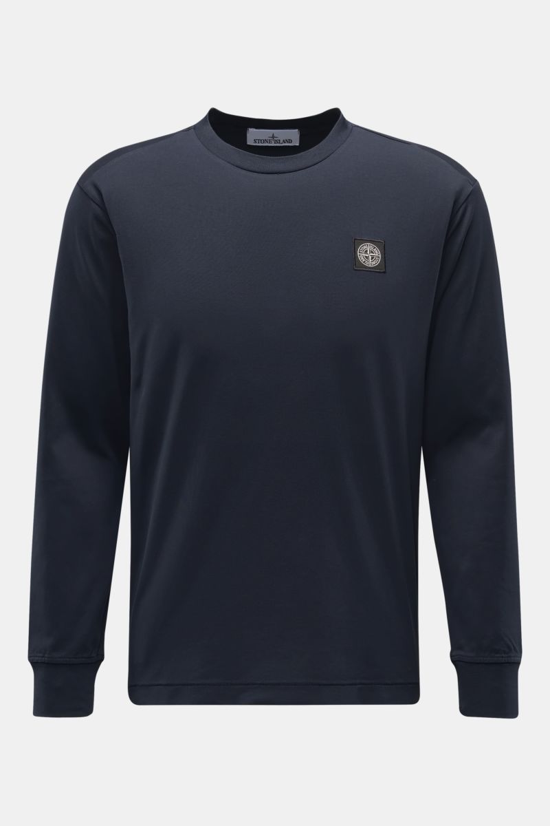 Stone Island Rundhals-Longsleeve 'Basic Cotton' navy, Slim Fit, reine Baumwolle, weicher Griff, Frontlogo, Rippbündchen, frontale Nahaufnahme.