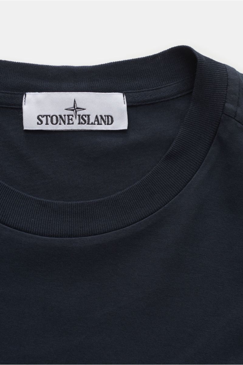 Stone Island Rundhals-Longsleeve 'Basic Cotton' navy aus reiner Baumwolle, Slim Fit, weicher Griff, Rundhalsausschnitt, Weblabel, Rippbündchen, Nahaufnahme.