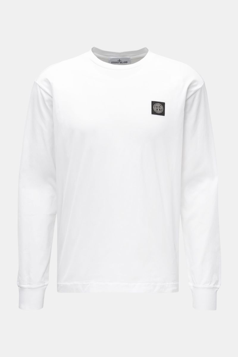Stone Island Rundhals-Longsleeve weiß, frontal fotografiert, aus weichem Baumwolljersey, mit Kompass-Logo und Rippbündchen, Slim Fit.