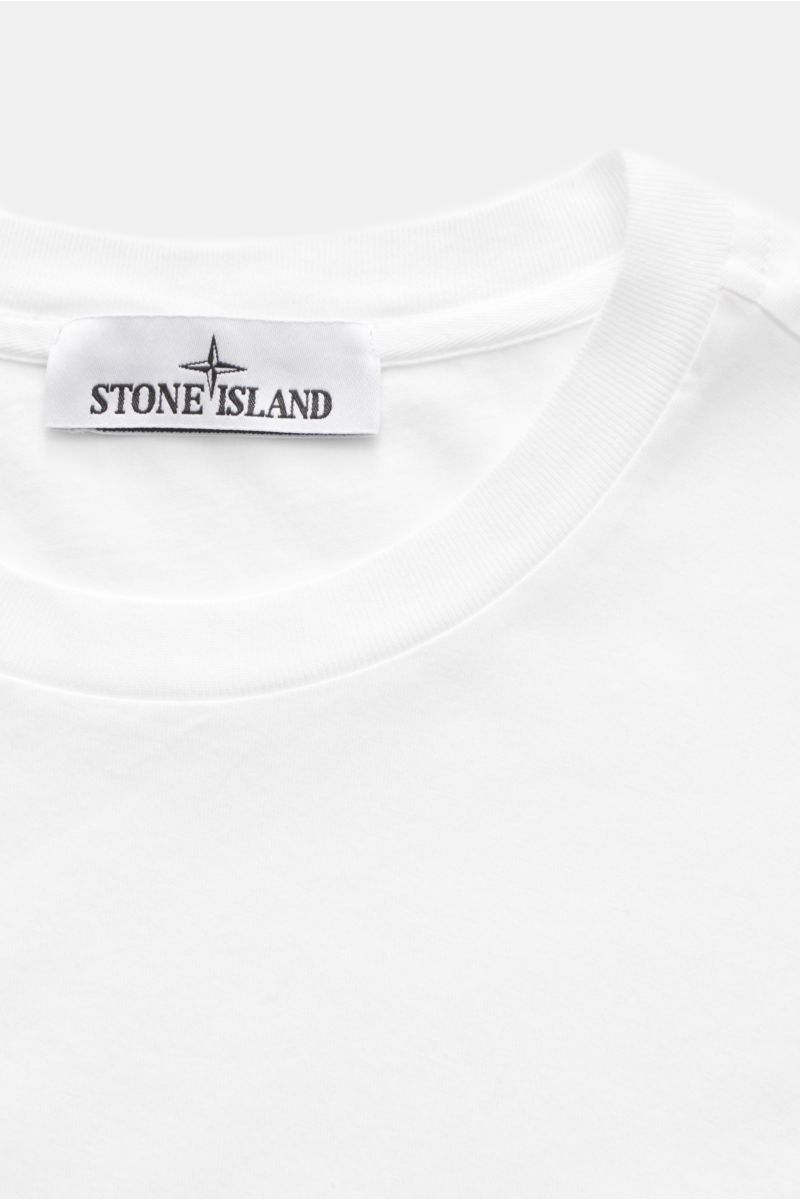 Nahaufnahme des weißen Stone Island Rundhals-Longsleeves mit weichem Baumwolljersey, Rundhalsausschnitt und Weblabel innen am Kragen.
