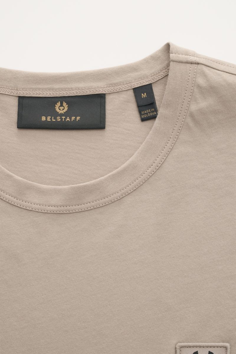 Close-up front view of Belstaff Crew neck long sleeve beige top showing crew neck, smooth cotton jersey, slim fit, and BELSTAFF woven label on chest.

Lightweight cotton jersey as a starting point for everyday comfort: This classic crew neck long sleev
