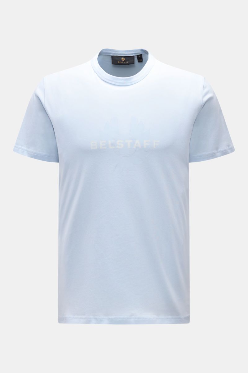 Belstaff Rundhals-T-Shirt 'Surface' hellblau, frontal fotografiert, Slim Fit, weicher Baumwoll-Jersey, mit markantem BELSTAFF-Logo-Print.
