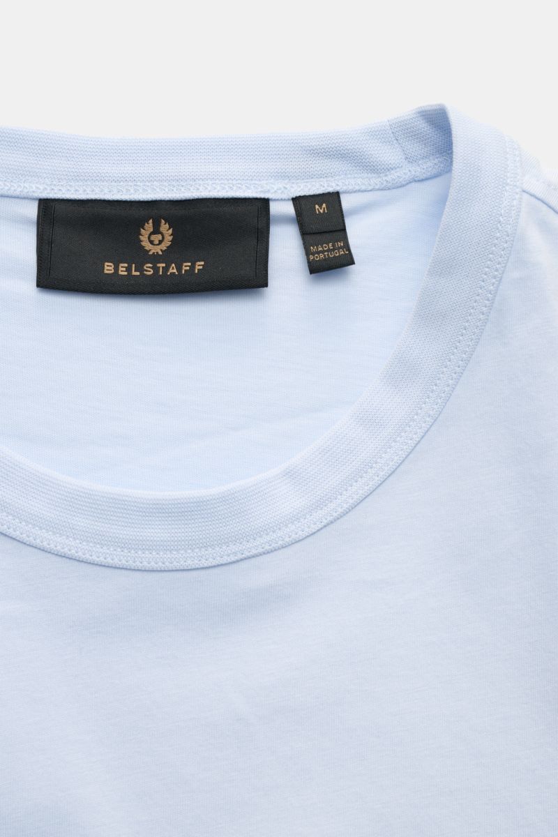Belstaff Rundhals-T-Shirt 'Surface' hellblau, Slim Fit aus weichem Baumwoll-Jersey mit Logo-Print, Nahaufnahme vom Rundhalsausschnitt.