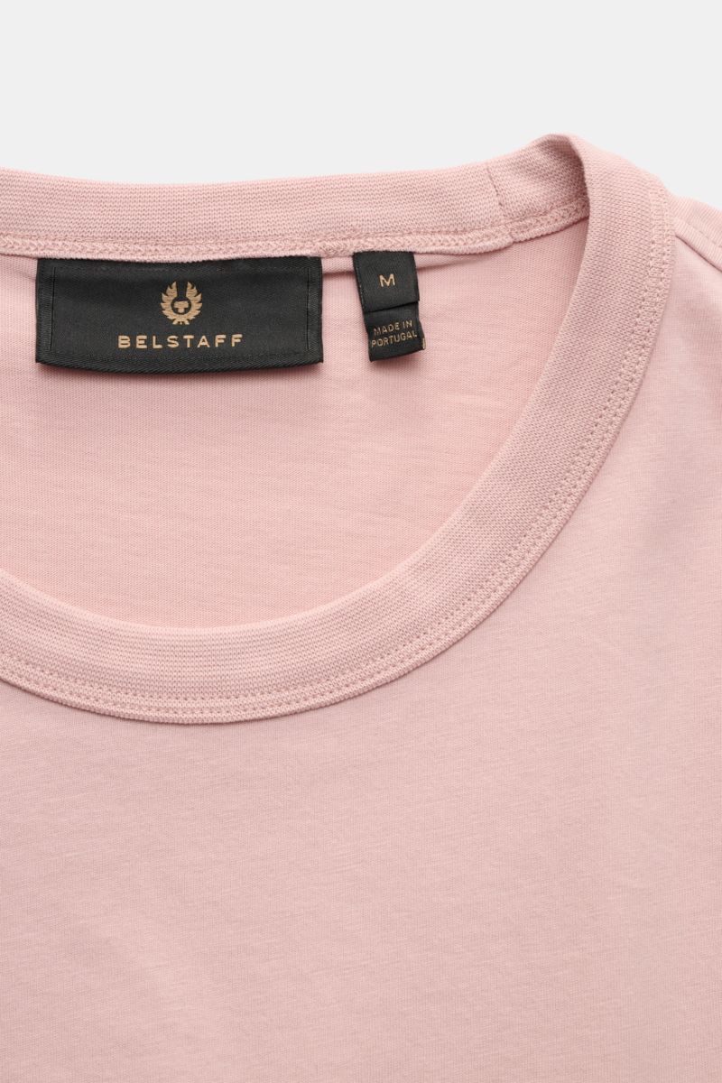 Belstaff Rundhals-T-Shirt 'Surface' altrosa in Slim Fit, weich, aus reiner Baumwolle, Nahaufnahme von Halsbund und Label, Front mit Logo.