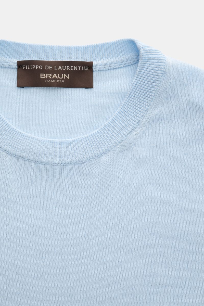Filippo de Laurentiis Rundhalspullover pastellblau, nahaufnahme von oben, feines Strickbild, weicher Griff, Slim Fit, Rundhalsausschnitt, Baumwolle