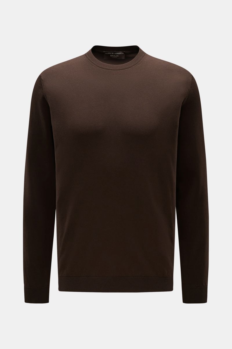 Front view of Filippo de Laurentiis Crew neck jumper dark brown, slim fit with crew neck, soft pure cotton knit, fine texture, and comfortable bands. 

Summery knitwear: With this lightweight jumper in pure cotton, FILIPPO DE LAURENTIIS presents a comf
