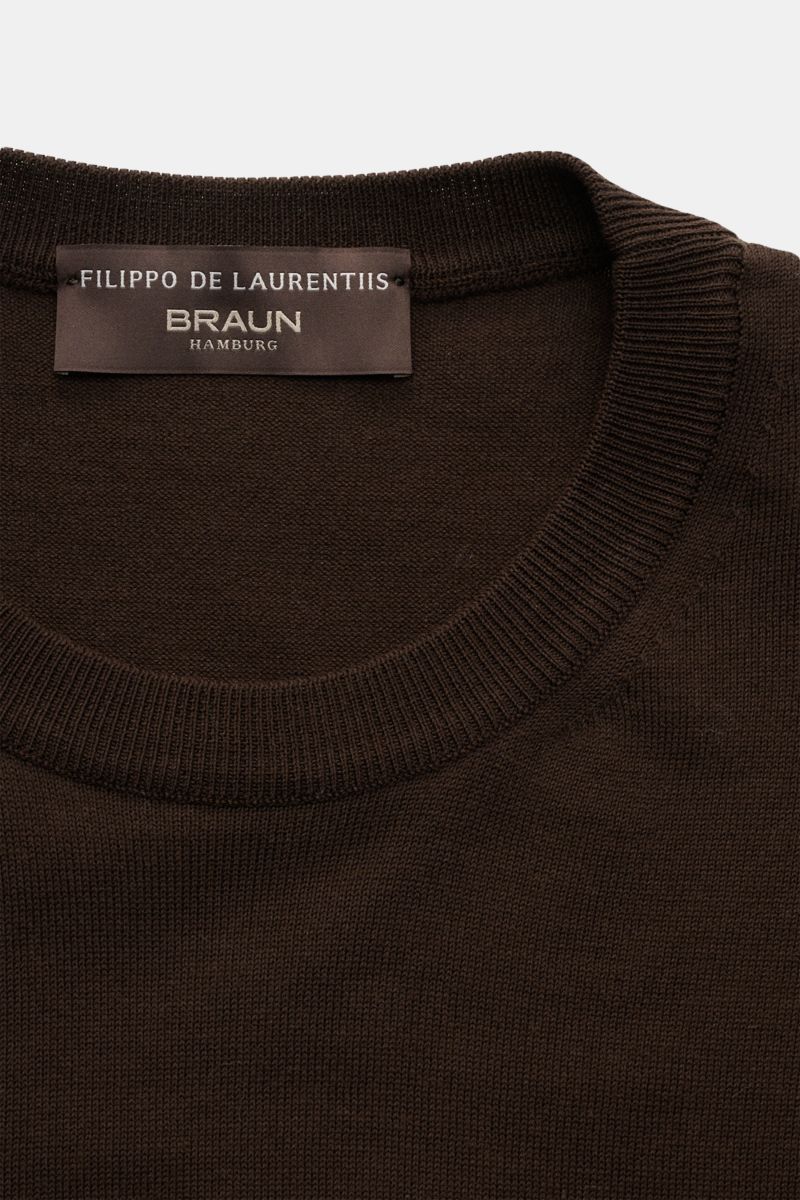 Close-up front view of Filippo de Laurentiis Crew neck jumper dark brown showing fine knit cotton fabric and ribbed crew neck collar.

Summery knitwear: With this lightweight jumper in pure cotton, FILIPPO DE LAURENTIIS presents a comfortably lightweig