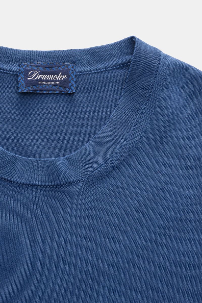 Drumohr Feinstrickpullover dunkelblau, Nahaufnahme von Rundhalsausschnitt und Etikett, Slim Fit, feiner Baumwollstrick, weicher Griff, leichte Qualität, flache Bündchen.
