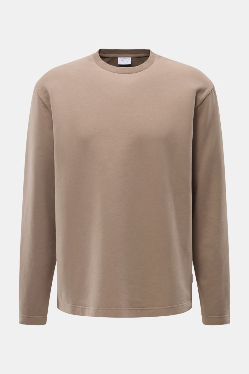 Frontansicht des taupefarbenen 04651/ A trip in a bag Rundhals-Longsleeve 'If Tee' aus elastischer Baumwolle, Oversized Fit, Weblabel seitlich.