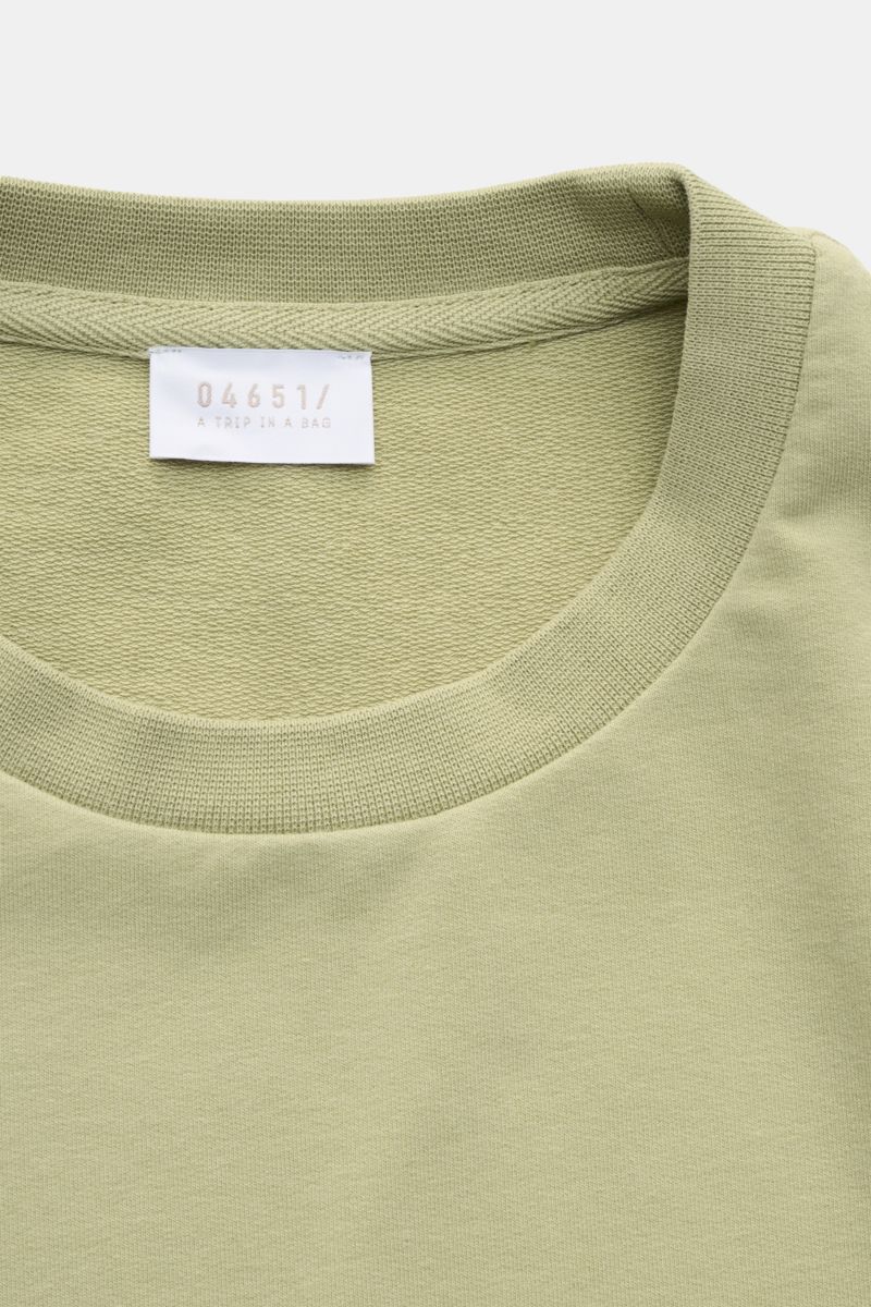 Nahaufnahme des Rundhalsausschnitts vom 04651/ A trip in a bag Rundhals-Longsleeve 'If Tee' salbei aus elastischer Baumwolle mit Weblabel in der Seitennaht.