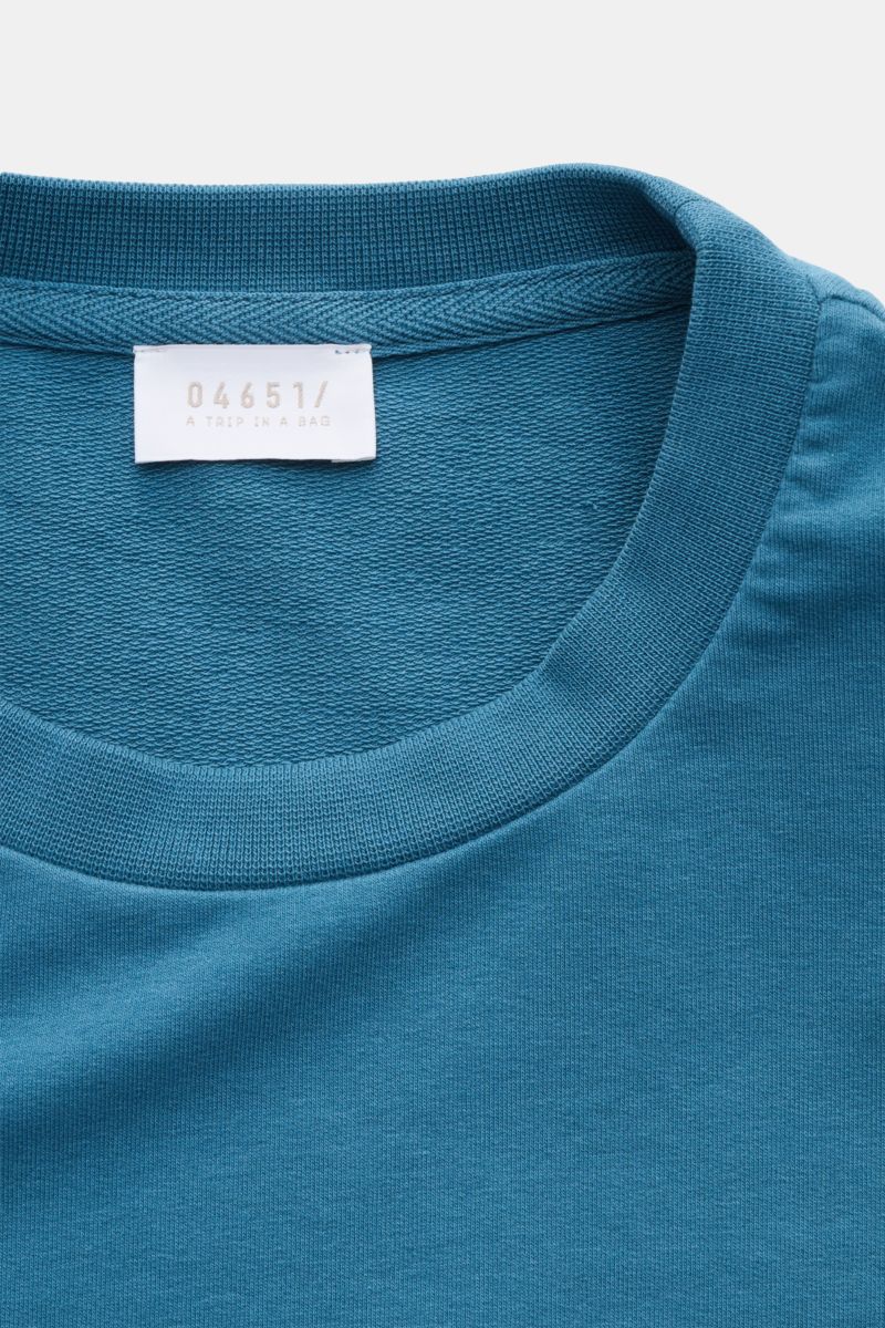 04651/ A trip in a bag Rundhals-Longsleeve 'If Tee' petrol in Nahaufnahme von oben, Jersey aus elastischer Baumwolle, weicher Griff, Oversized Fit.