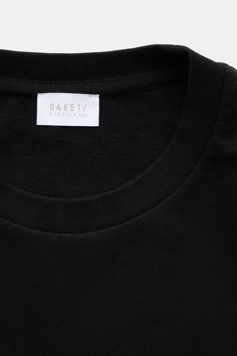 04651/ A trip in a bag Rundhals-Longsleeve 'If Tee' schwarz, Nahaufnahme von oben, weicher Jersey aus Baumwolle, schwer und oversized.